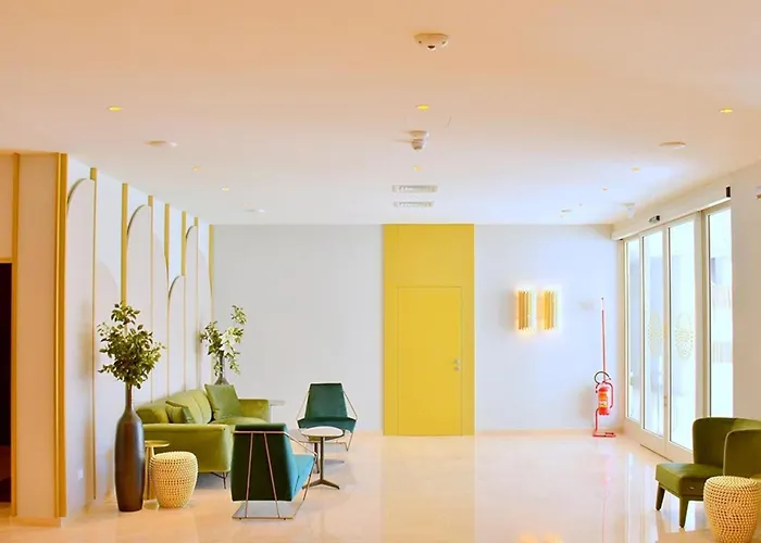 Colourful With Terrace Overlooking The Sea Apartament