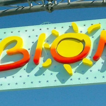 아파트 Colourful With Terrace Overlooking The Sea