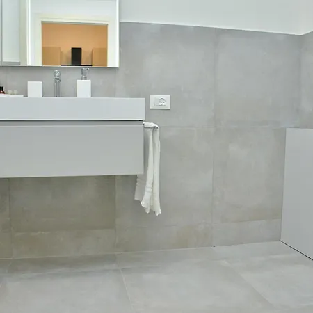 Colourful With Terrace Overlooking The Sea 아파트 비비오네