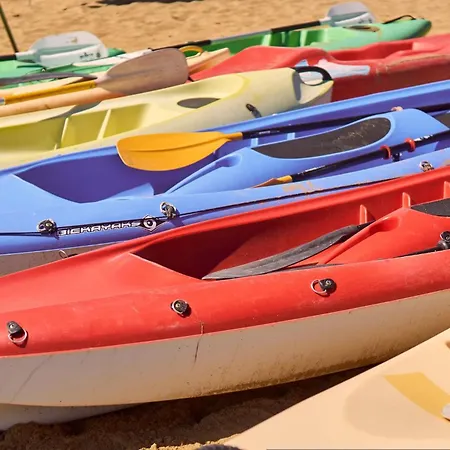 Colourful With Terrace Overlooking The Sea דירה *