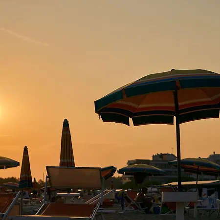 Colourful With Terrace Overlooking The Sea 아파트