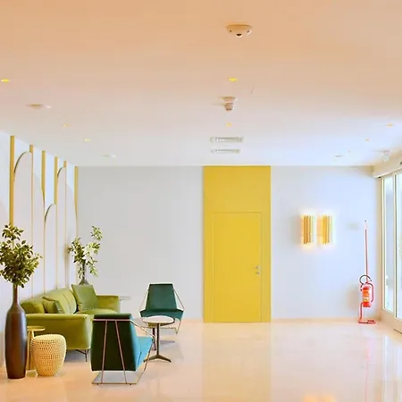 Colourful With Terrace Overlooking The Sea 아파트