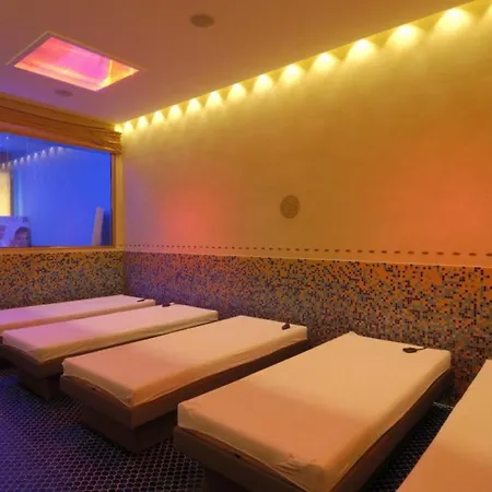 Colourful With Terrace Overlooking The Sea 아파트 비비오네