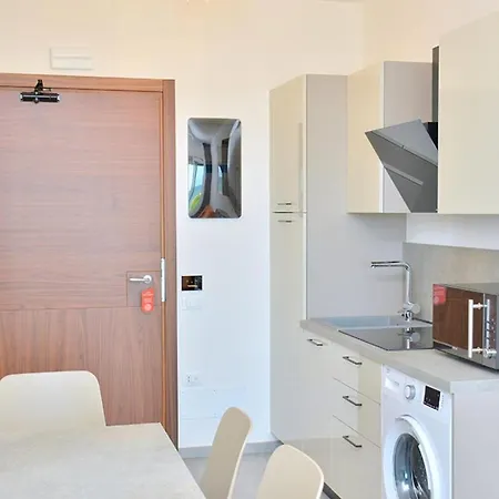 Colourful With Terrace Overlooking The Sea 아파트 비비오네