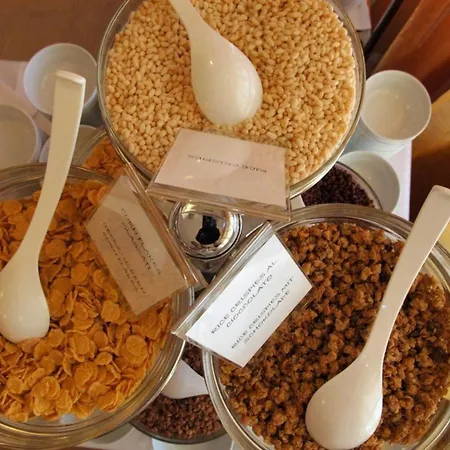 Colourful With Terrace Overlooking The Sea * 비비오네