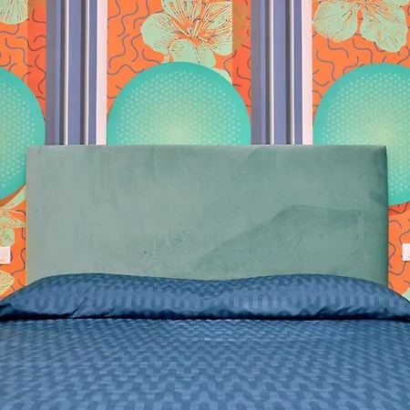 Colourful With Terrace Overlooking The Sea 비비오네