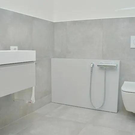 Colourful With Terrace Overlooking The Sea 비비오네