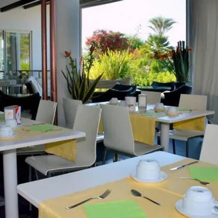 Colourful With Terrace Overlooking The Sea 비비오네
