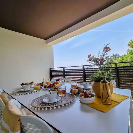 Colourful With Terrace Overlooking The Sea 비비오네