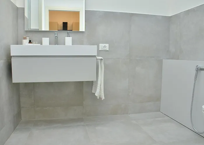 Colourful With Terrace Overlooking The Sea דירה ביביונה