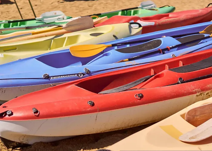 Colourful With Terrace Overlooking The Sea דירה *