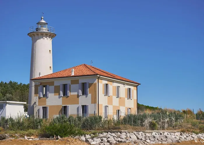 Colourful With Terrace Overlooking The Sea ביביונה