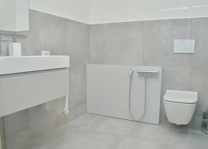 Colourful With Terrace Overlooking The Sea ביביונה