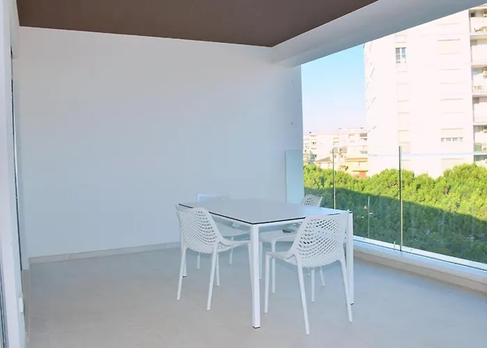 Colourful With Terrace Overlooking The Sea Appartement Bibione